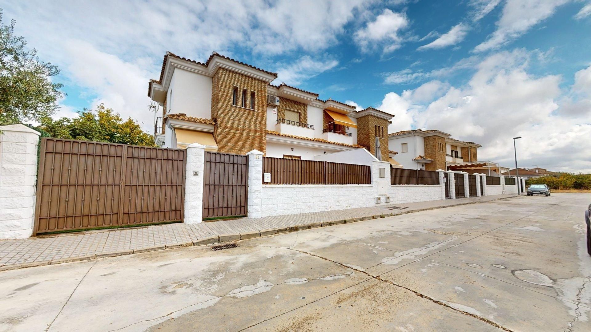 Vista exterior de Casa adosada en venda en La Carlota amb Aire condicionat, Calefacció i Terrassa