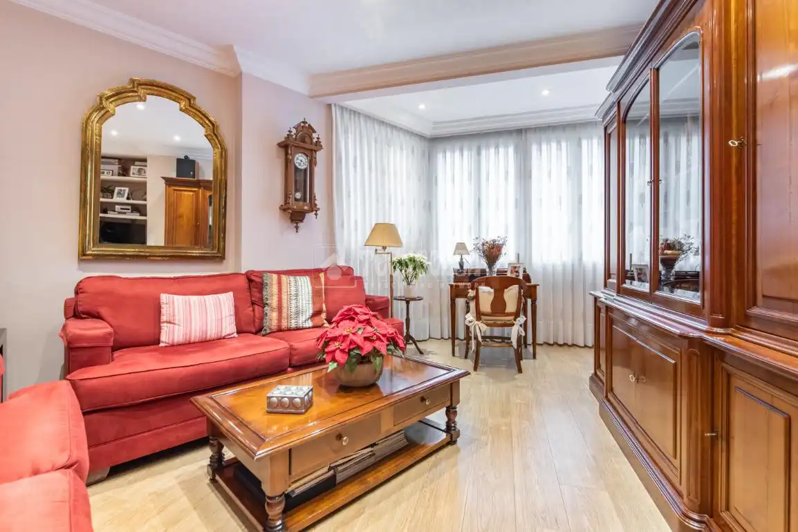 Living room of Flat for sale in Madrid  with Air Conditioner, Heating and Parquet flooring