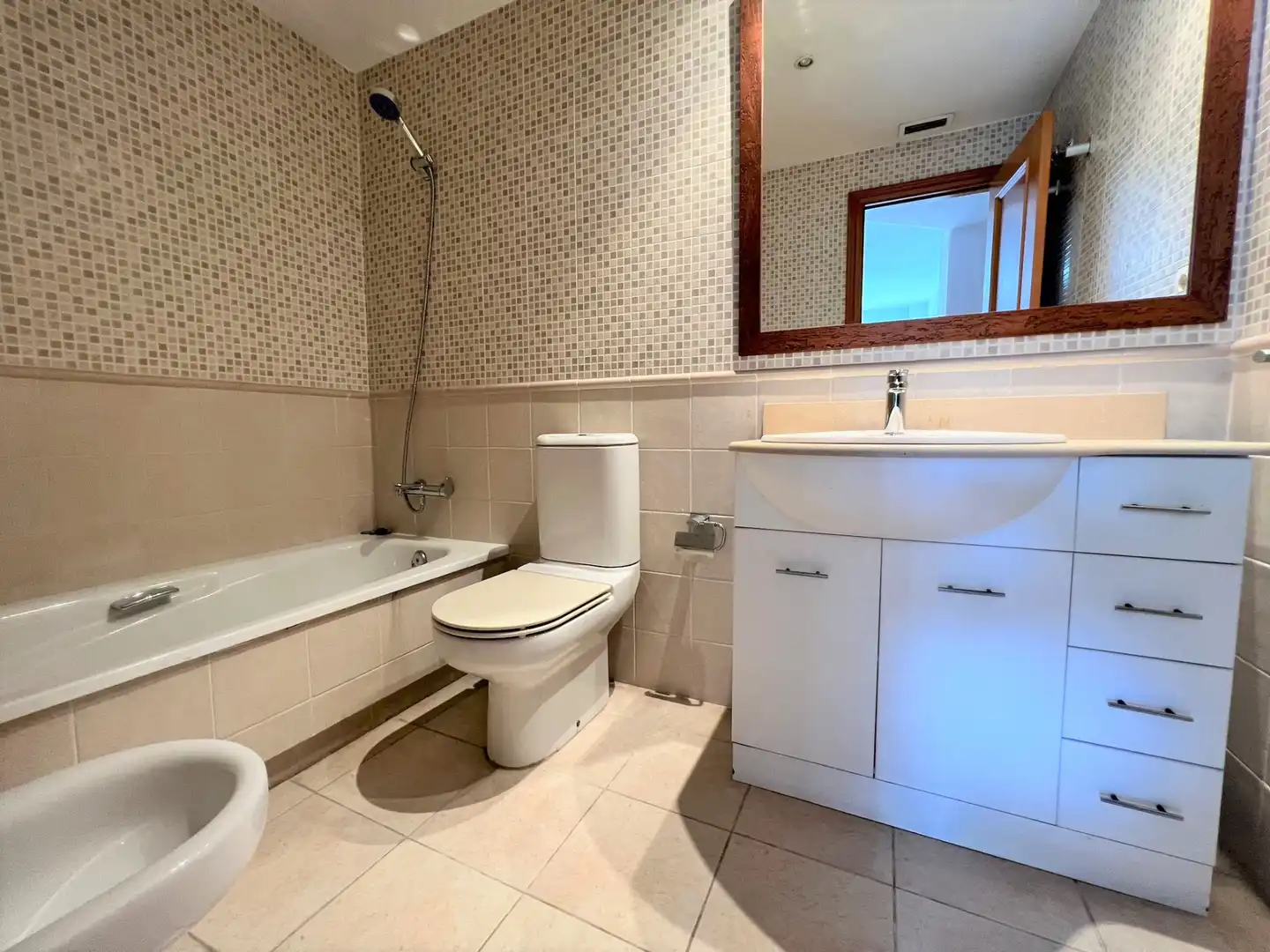Bathroom of Flat for rent in Valencia  with Air Conditioner, Oven and Washing machine