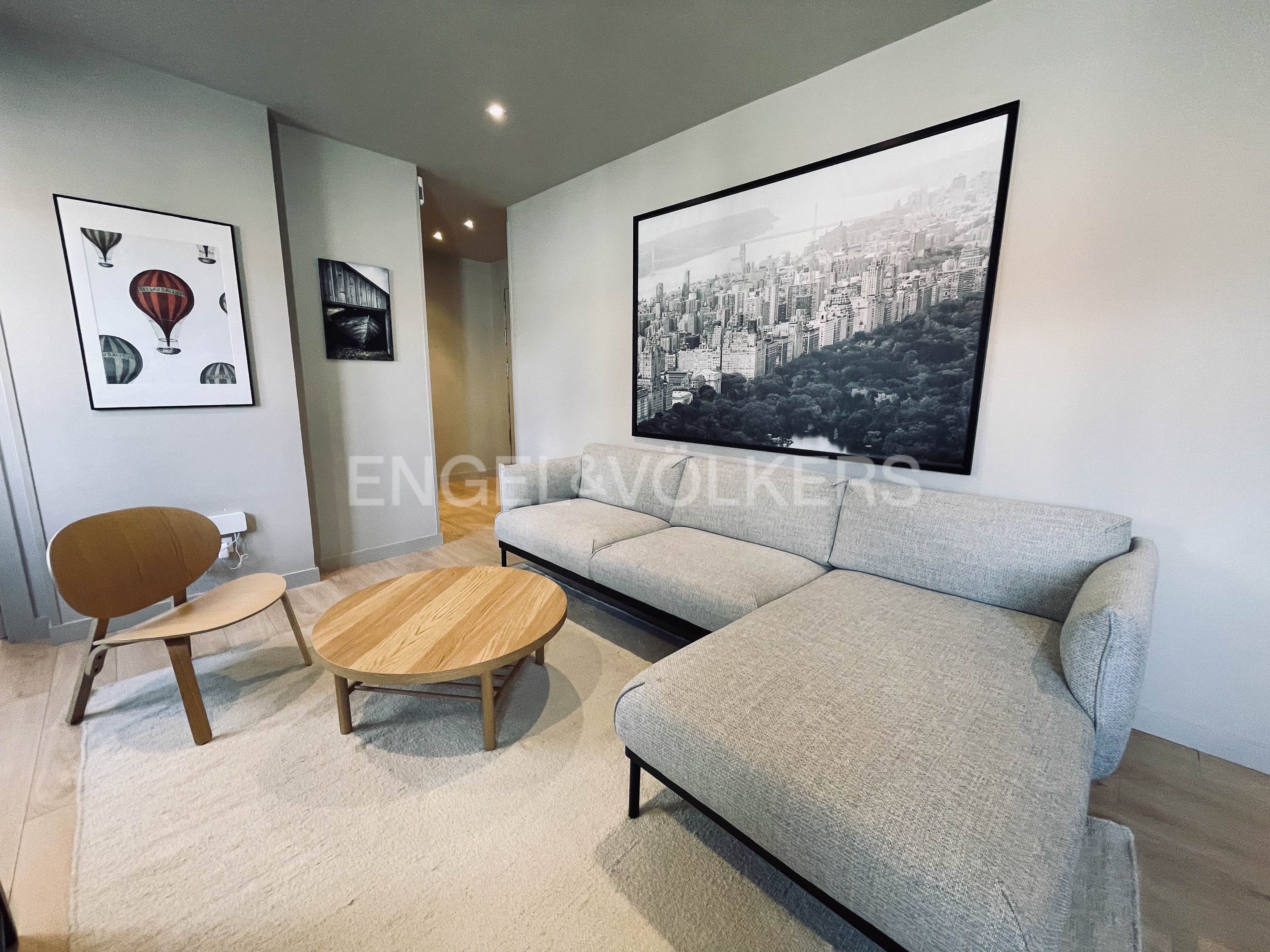 Sala d'estar de Apartament de lloguer en  Madrid Capital amb Aire condicionat, Calefacció i Moblat