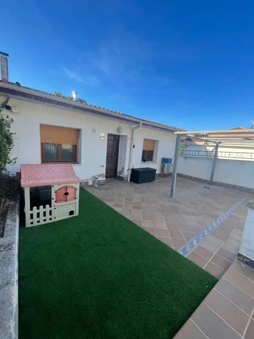Vista exterior de Casa o chalet en venta en Orusco de Tajuña con Aire acondicionado, Calefacción y Jardín privado