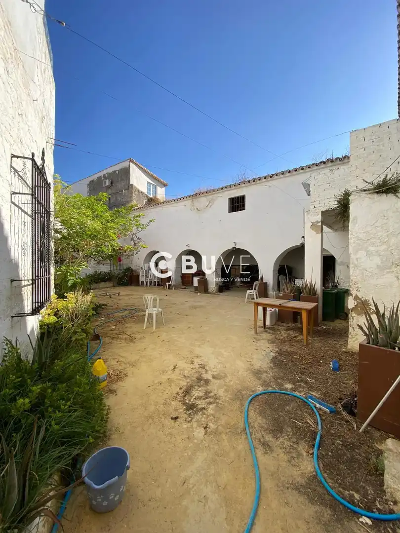 Vista exterior de Casa o xalet en venda en Lebrija amb Calefacció, Jardí privat i Terrassa