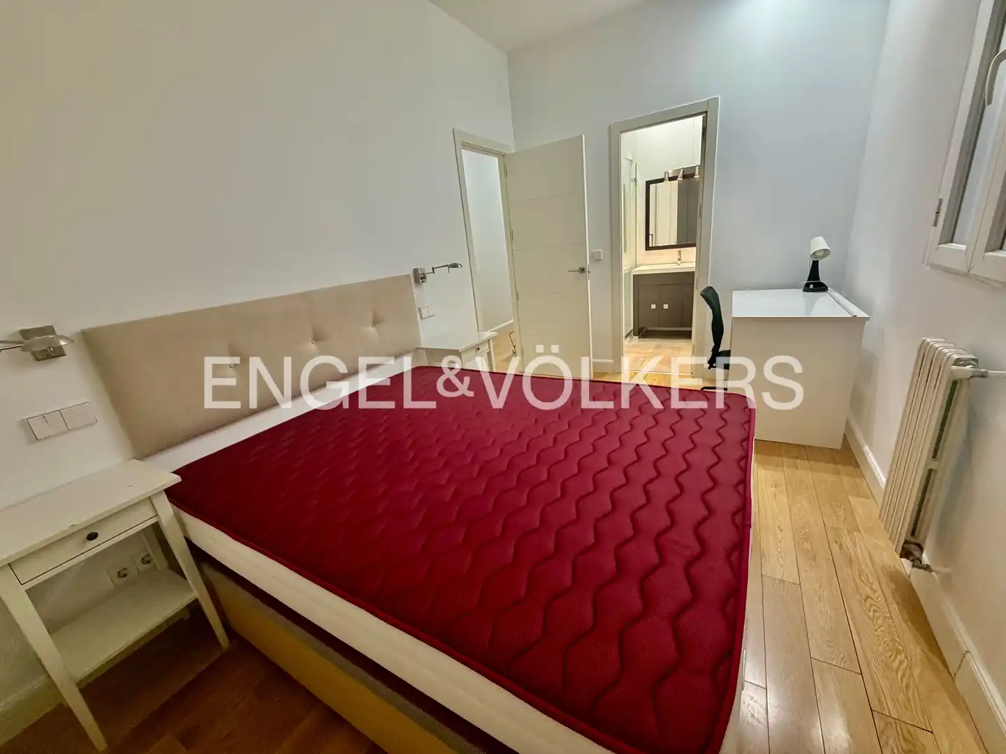Schlafzimmer von Wohnung zur Miete in Madrid mit Heizung, Möbliert und Balkon