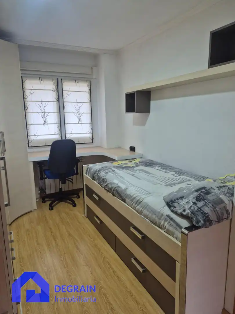 Dormitori de Pis de lloguer en Oviedo  amb Calefacció, Terrassa i Traster
