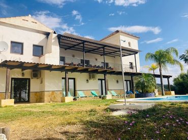 Hotel amb piscina en venda a Alozaina