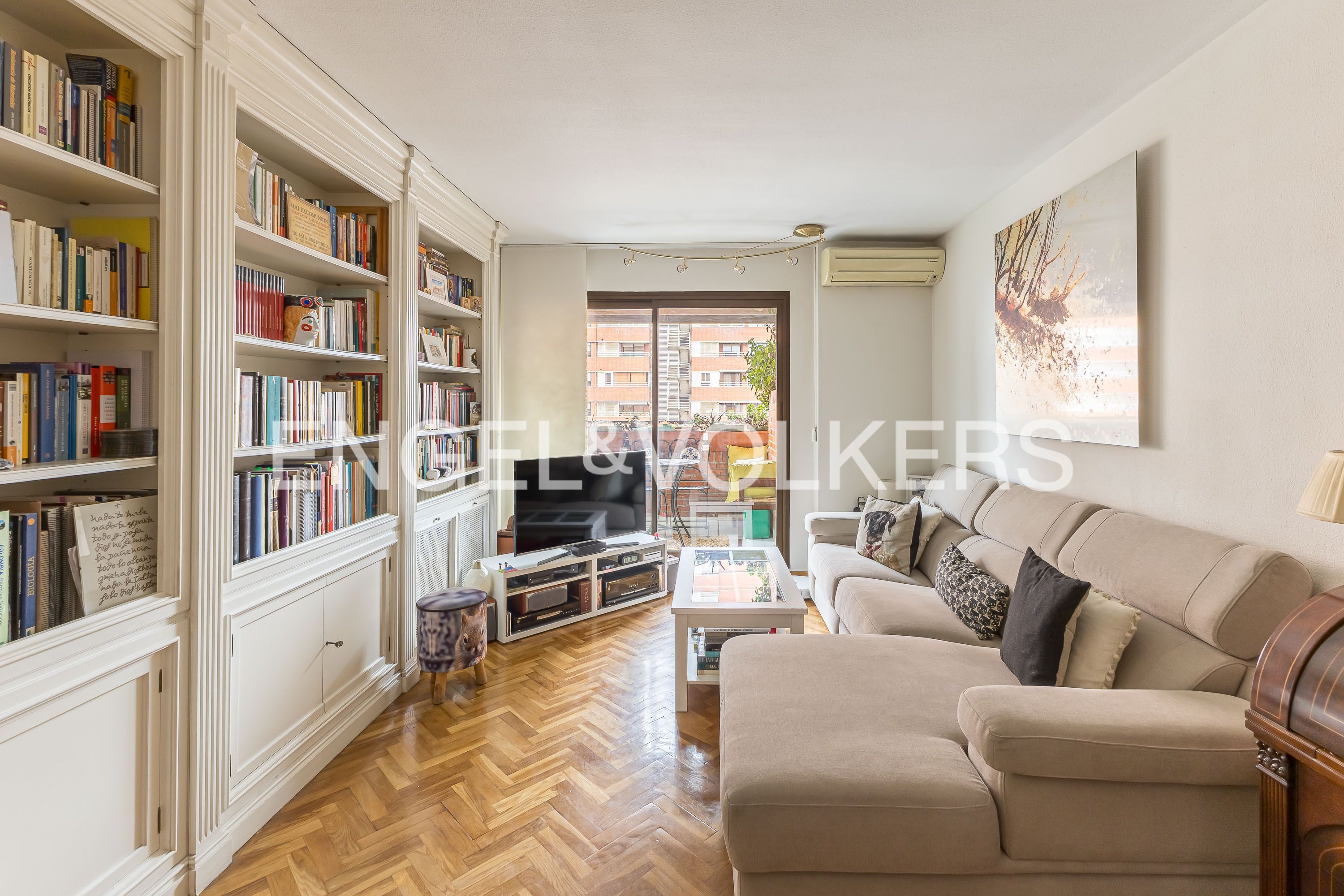 Living room of Apartment for sale in  Madrid Capital  with Heating, Private garden and Parquet flooring