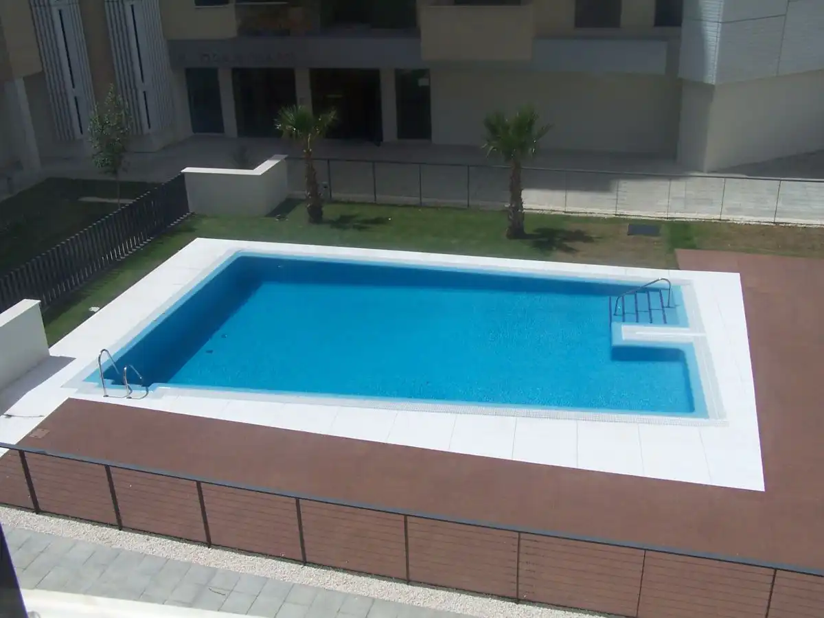 Piscina de Pis de lloguer en Huelva amb Aire condicionat, Moblat i Piscina comunitària