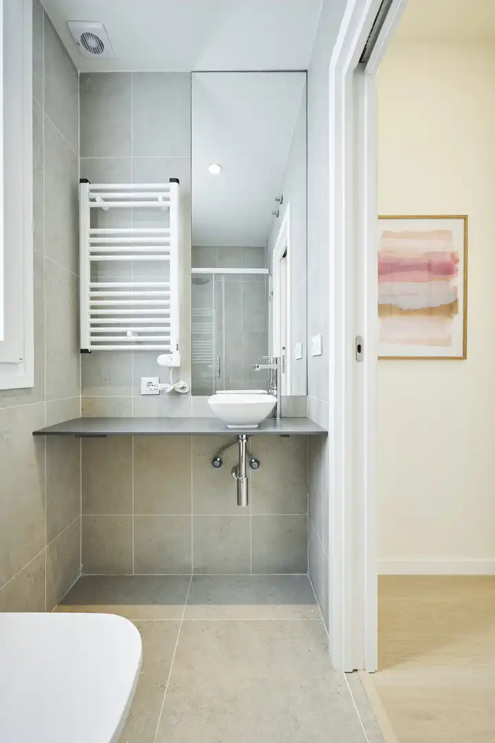 Badezimmer von Wohnung zur Miete in Madrid mit Klimaanlage und Balkon
