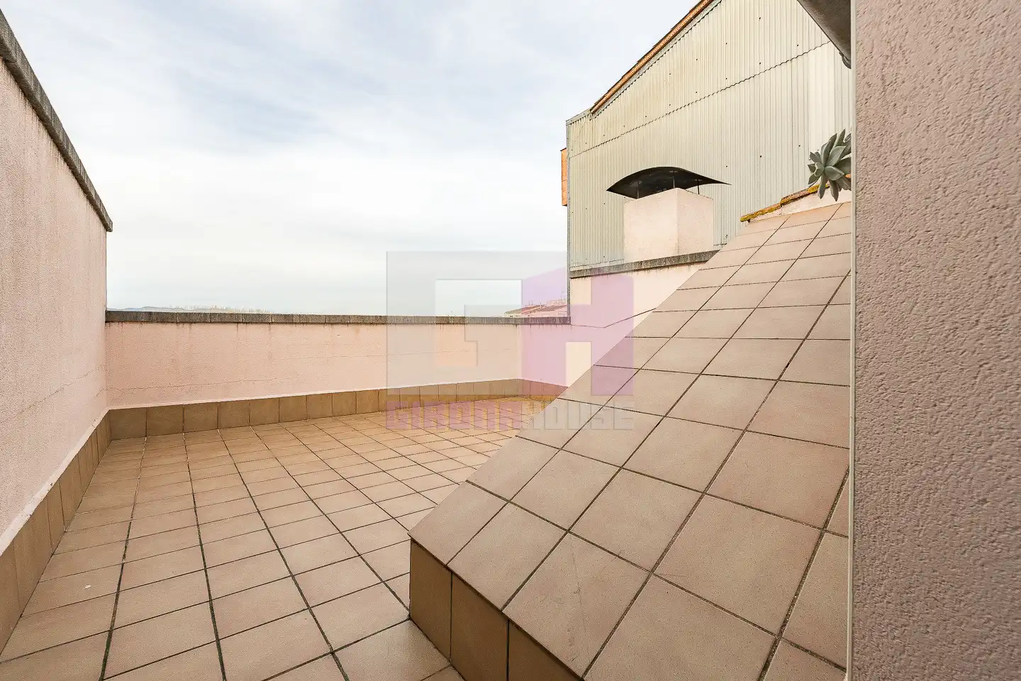 Terraza de Dúplex en venta en Salt con Calefacción, Terraza y Amueblado