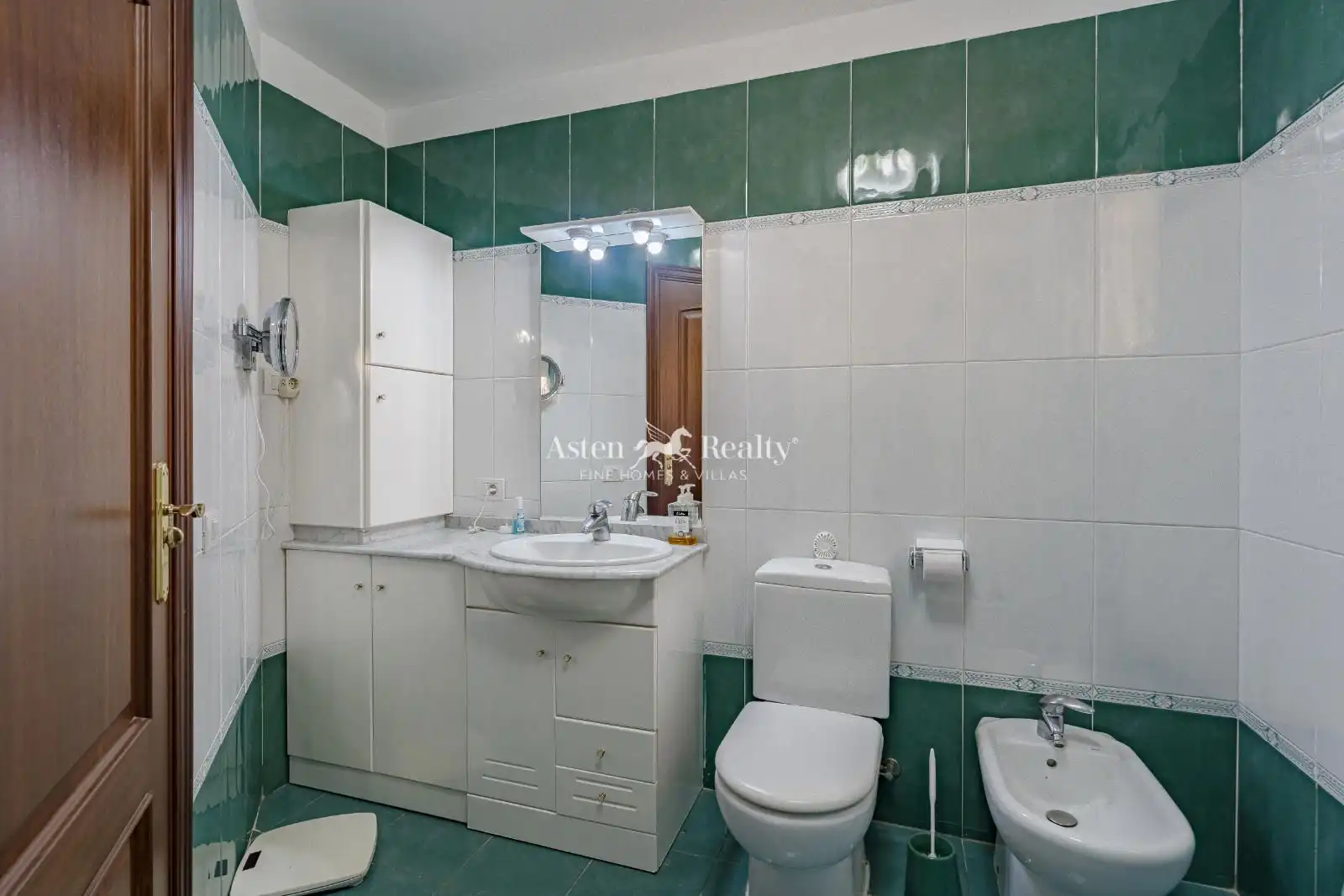 Baño de Piso en venta en Arona con Terraza, Trastero y Piscina
