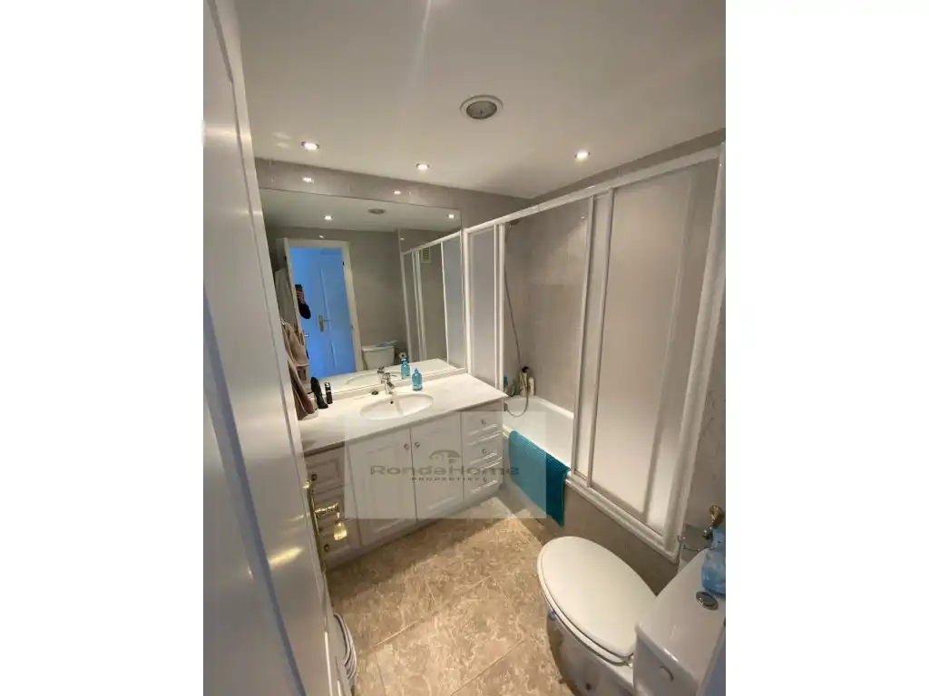 Baño de Piso de alquiler en Marbella con Terraza y Piscina