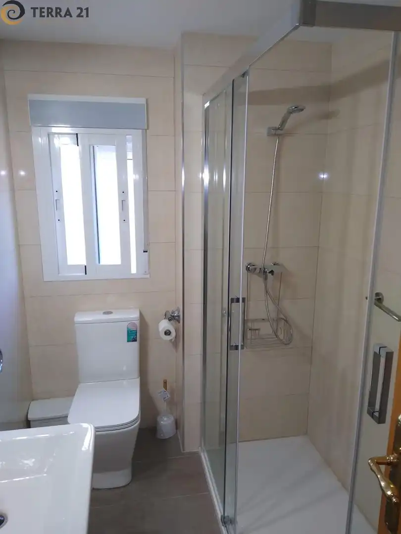 Baño de Piso de alquiler en Jaén con Calefacción, Terraza y Piscina comunitaria