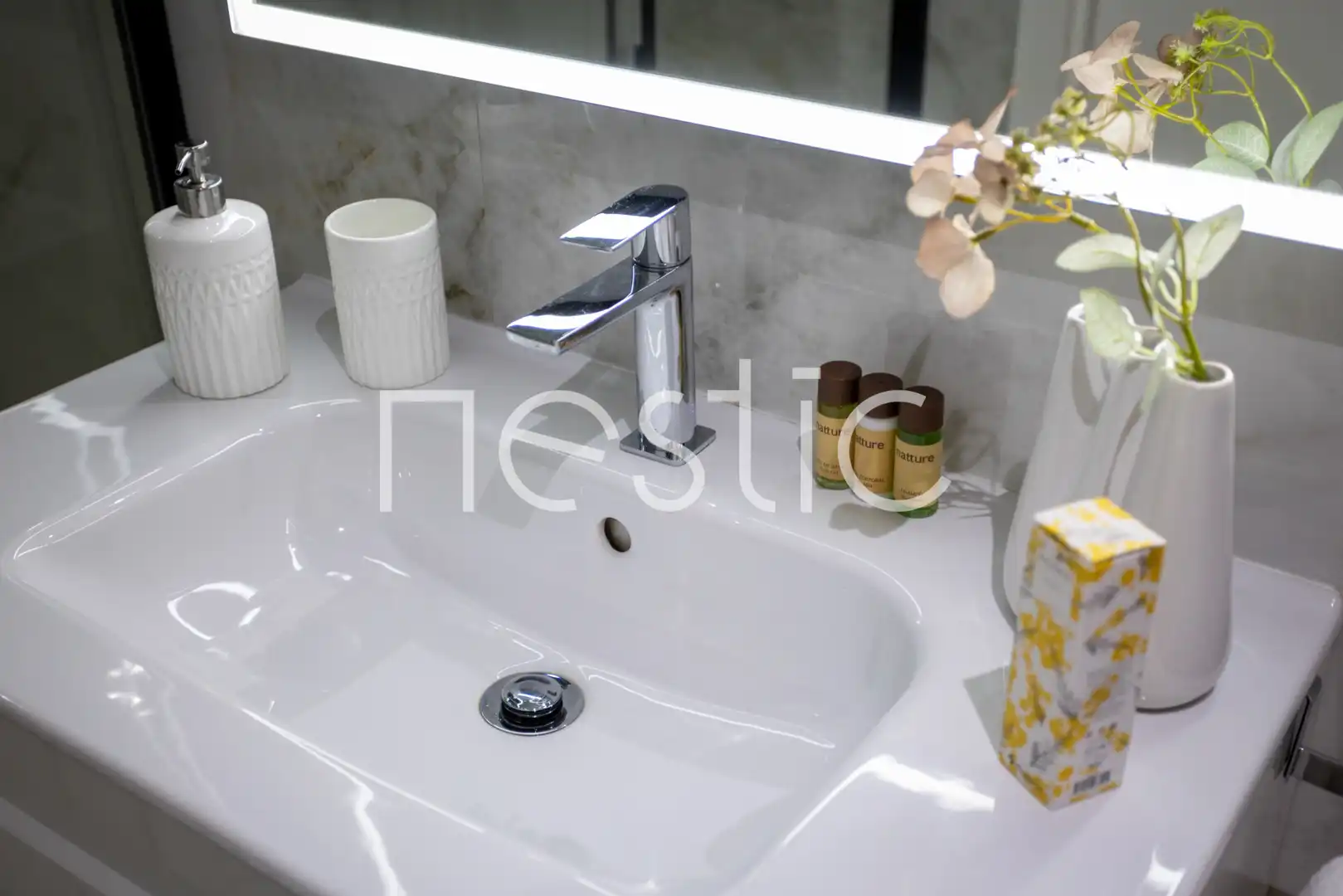 Bany de Apartament de lloguer en Madrid amb Aire condicionat, Calefacció i Moblat