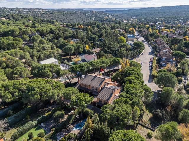 Casa adosada en Venta en Calle LOCARNO en Parquelagos - Puente Nuevo