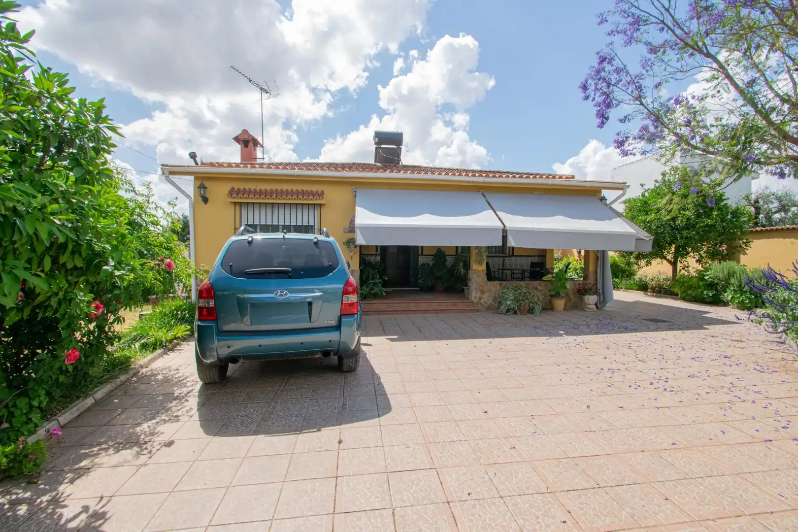 Exterior view of Houses for sale in Mairena del Aljarafe  with Air Conditioner, Heating and Private garden