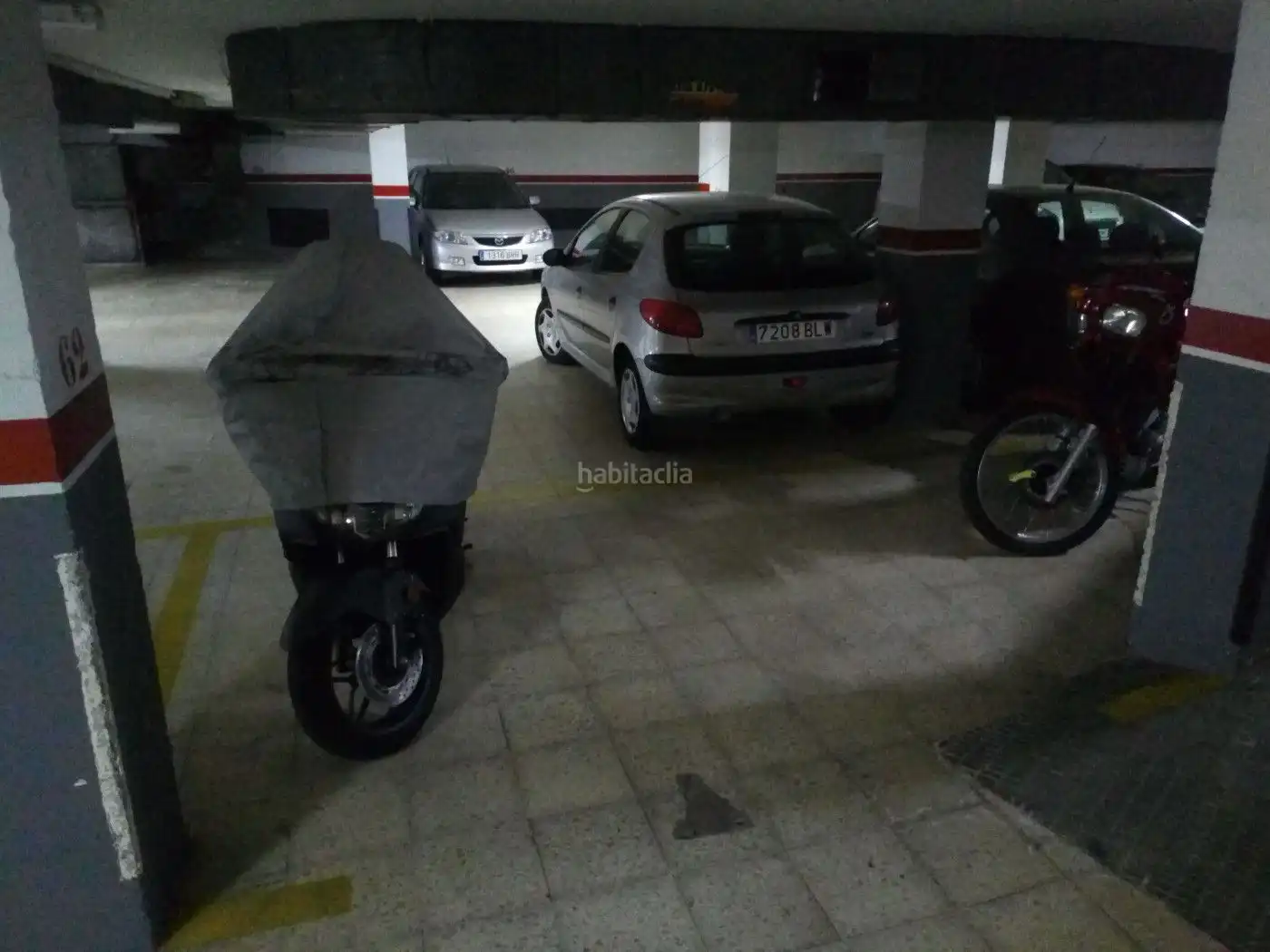 Moto in affitto a Plaça Josep Serrat i Bonastre 10, imagen 5