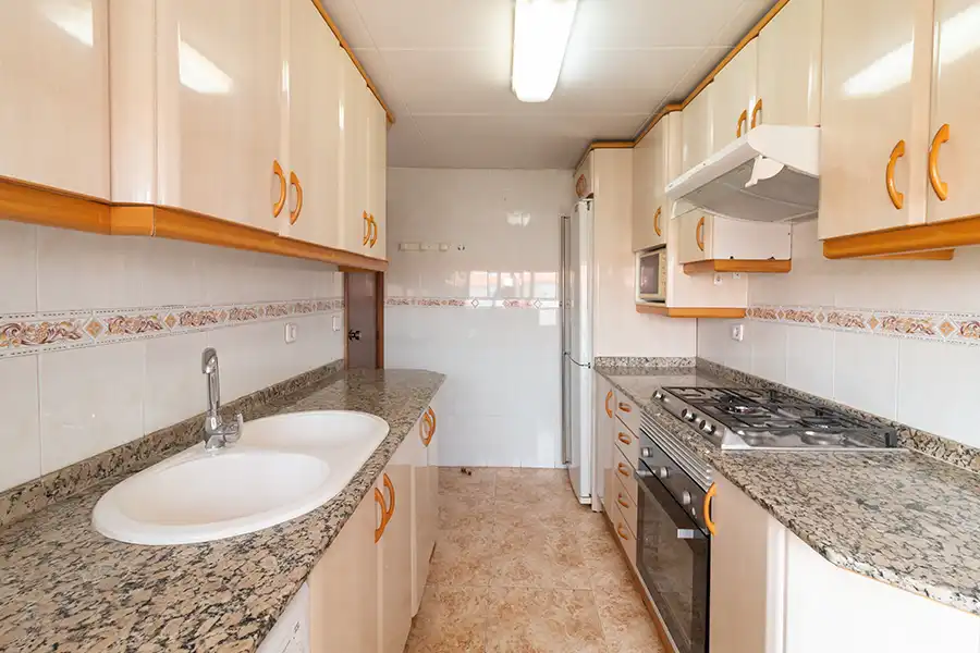 Cocina de Piso en venta en L'Hospitalet de Llobregat con Aire acondicionado, Terraza y Balcón