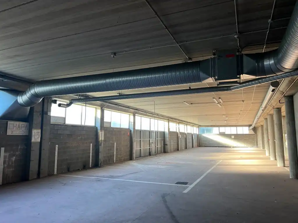 Parking de Nave industrial de alquiler en Oleiros con Calefacción