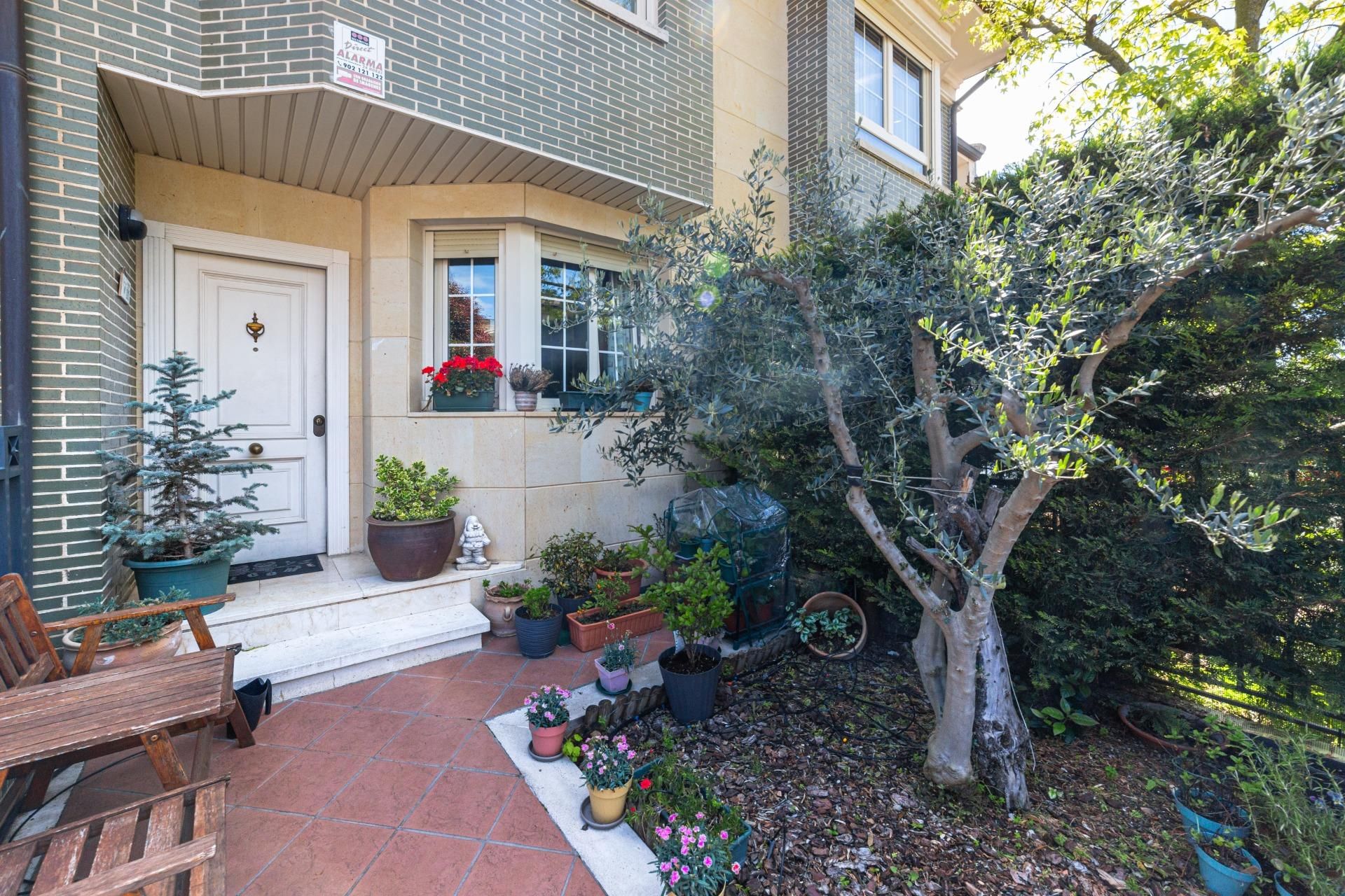 Exterior view of Single-family semi-detached for sale in Valladolid Capital  with Air Conditioner, Heating and Private garden