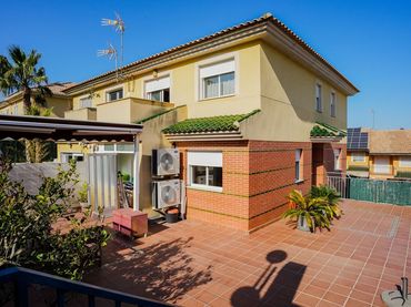 Villa mit Pool zum Verkauf in Calle Gavilanes