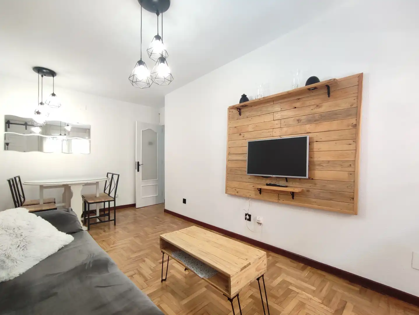 Sala d'estar de Pis de lloguer en Gijón  amb Calefacció, Parquet i Moblat