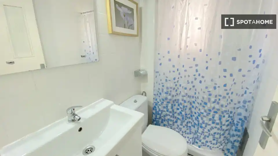 Badezimmer von Wohnung zur Miete in Sevilla mit Klimaanlage, Heizung und Möbliert