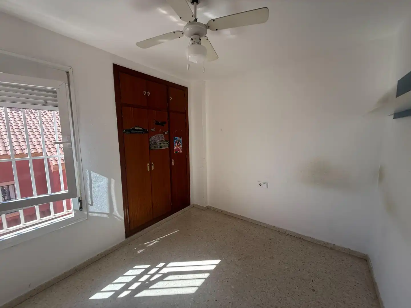 Habitación de Casa adosada en venta en Algeciras con Jardín privado y Piscina comunitaria