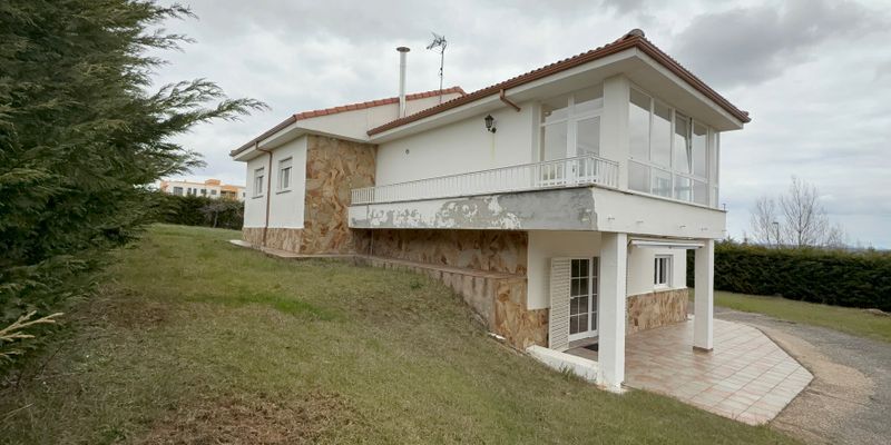 Vista exterior de Casa o xalet en venda en Garrafe de Torío amb Jardí privat, Terrassa i Traster