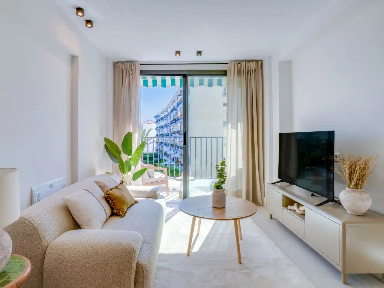Living room of Flat for sale in Marbella  with Air Conditioner, Terrace and Balcony