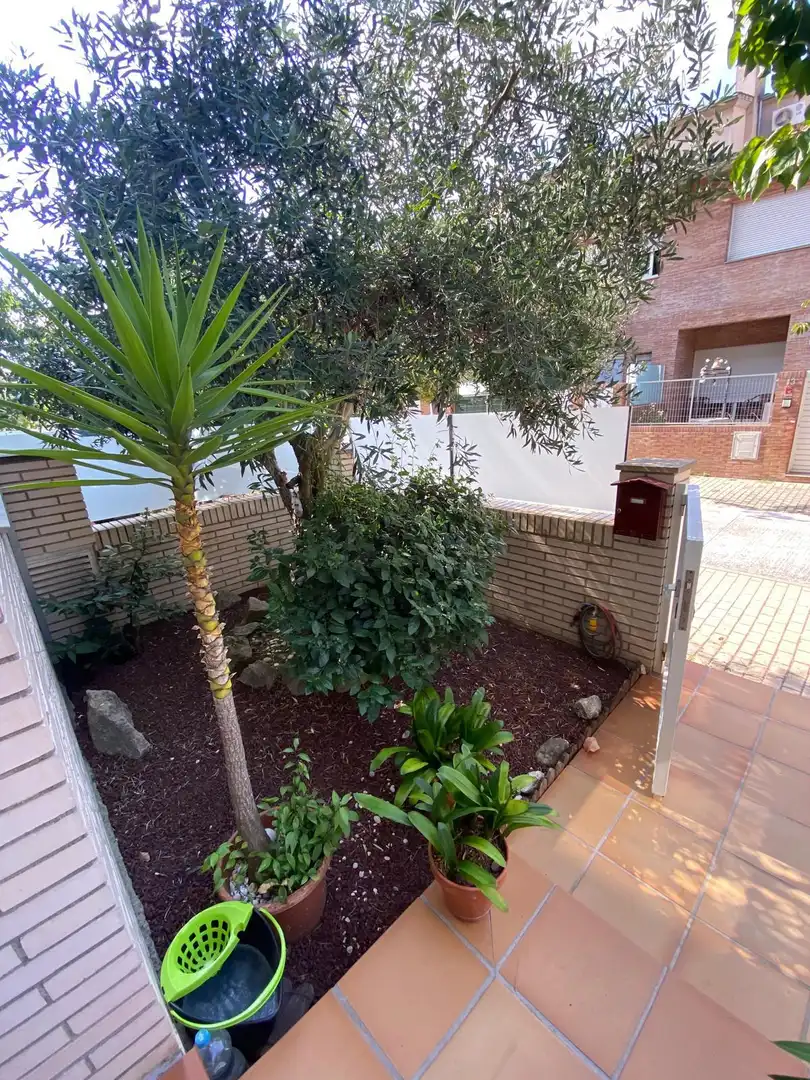 Jardí de Casa adosada en venda en Salt amb Aire condicionat, Calefacció i Jardí privat