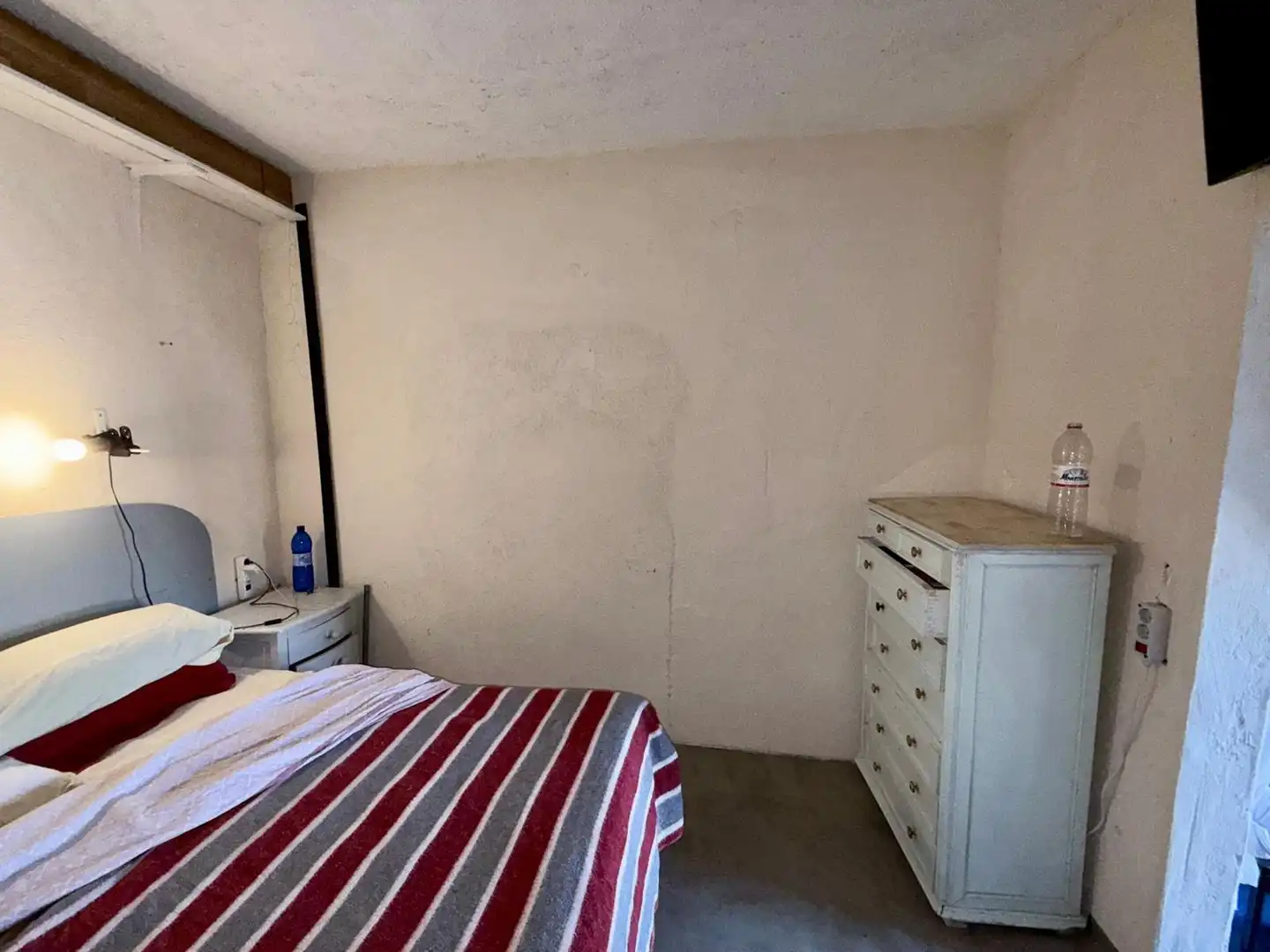Schlafzimmer von Country house zum Verkauf in Enix