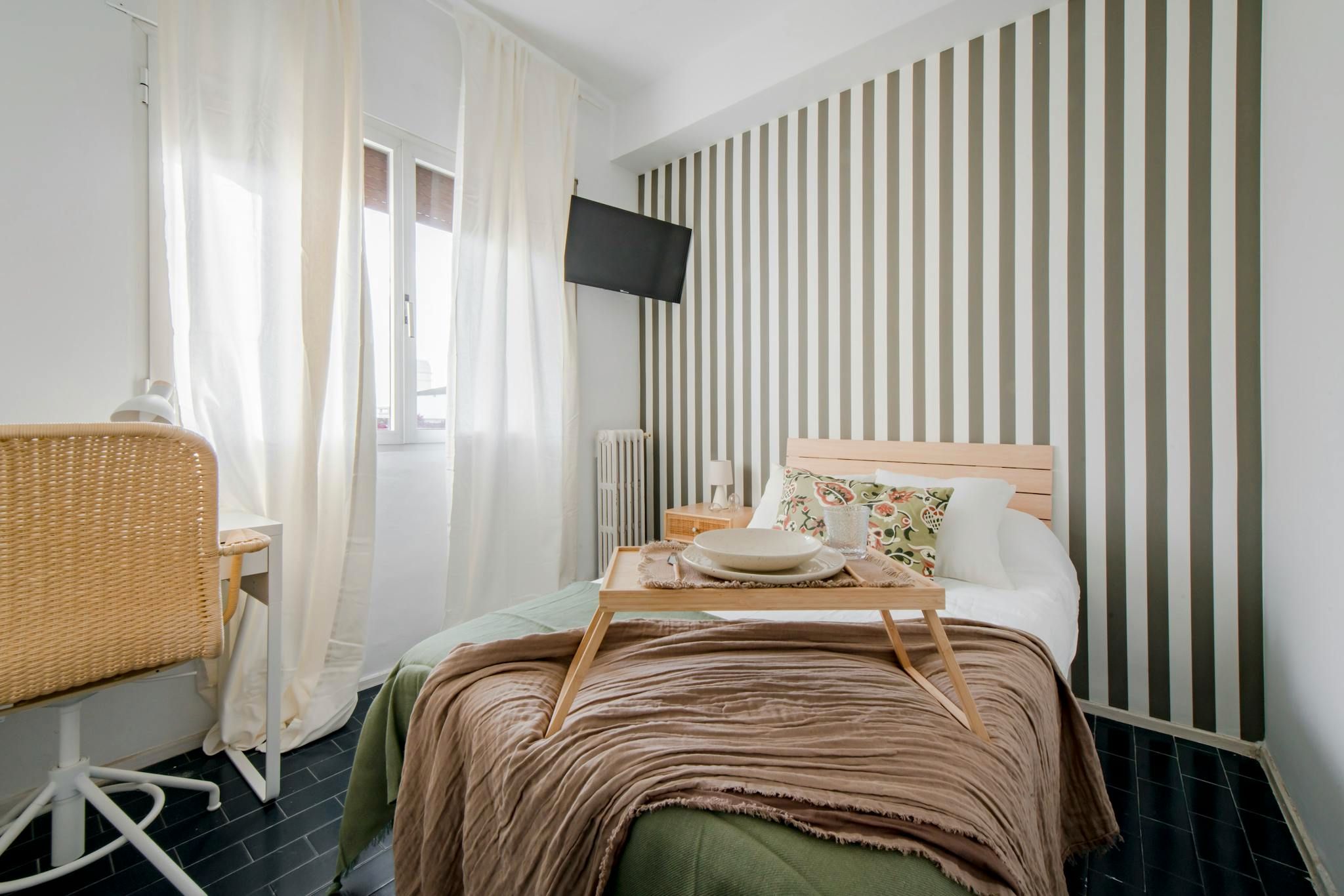 Bedroom of Flat to share in  Madrid Capital  with Heating, Washing machine and TV