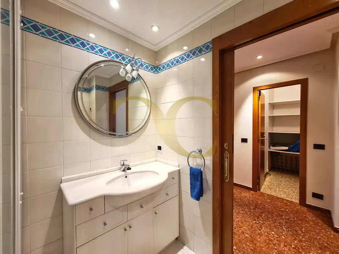Bathroom of Flat for sale in Oviedo   with Heating