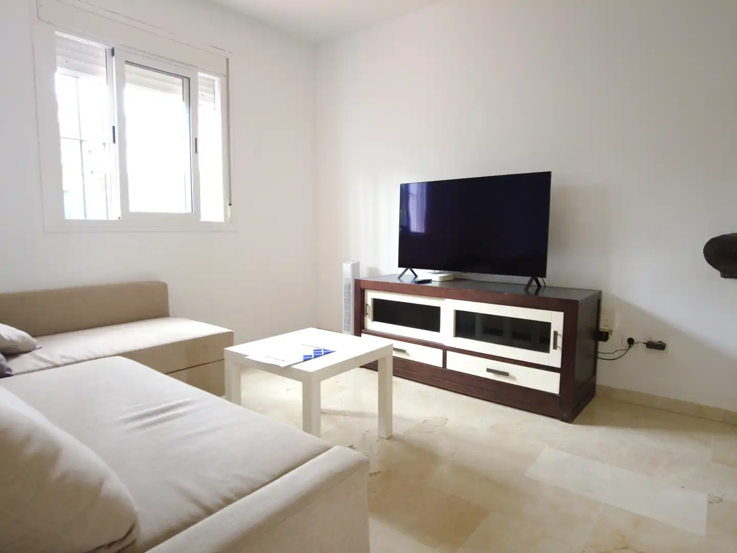 Sala d'estar de Casa adosada en venda en Estepona amb Jardí privat, Terrassa i Moblat