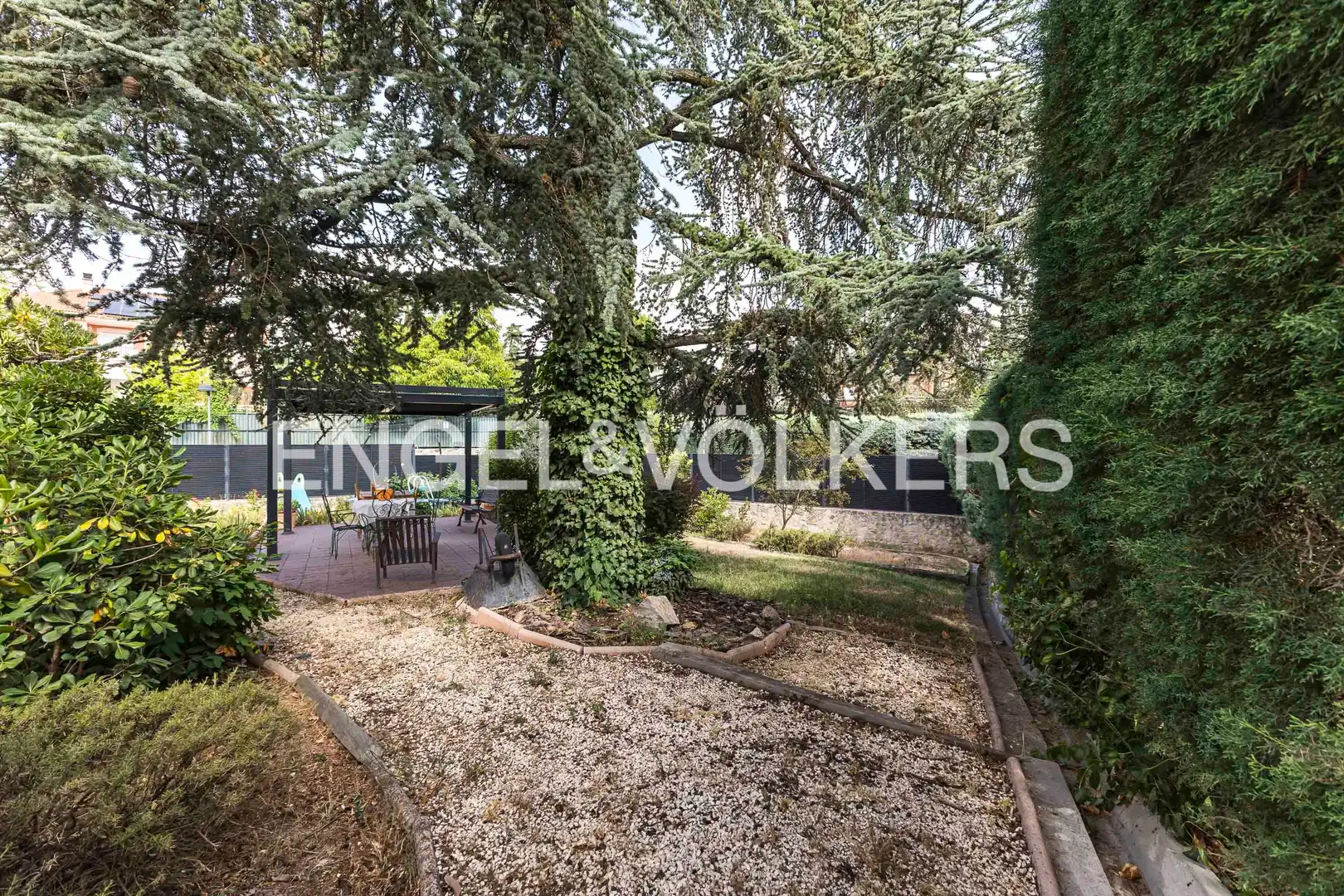 Terrassa de Casa o xalet en venda en Tres Cantos amb Calefacció, Jardí privat i Parquet