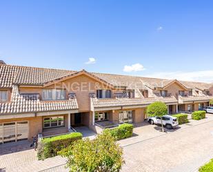 Exterior view of Single-family semi-detached for sale in Pozuelo de Alarcón  with Terrace and Swimming Pool