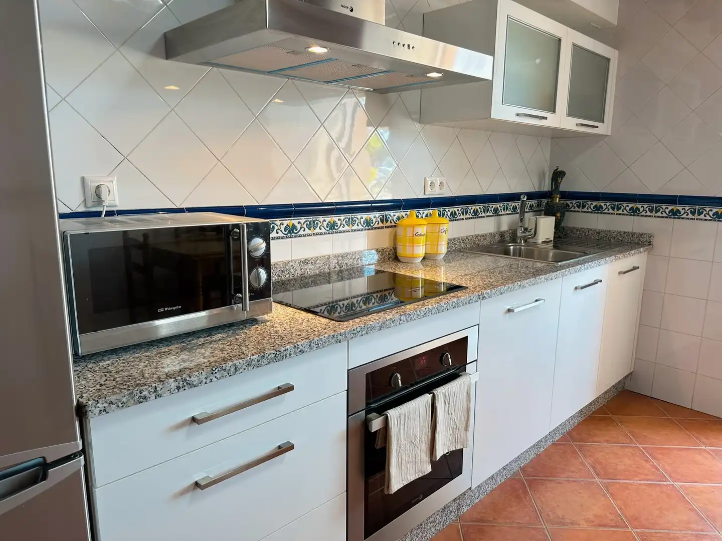 Cuina de Casa adosada de lloguer en Outes amb Moblat, Forn i Microones