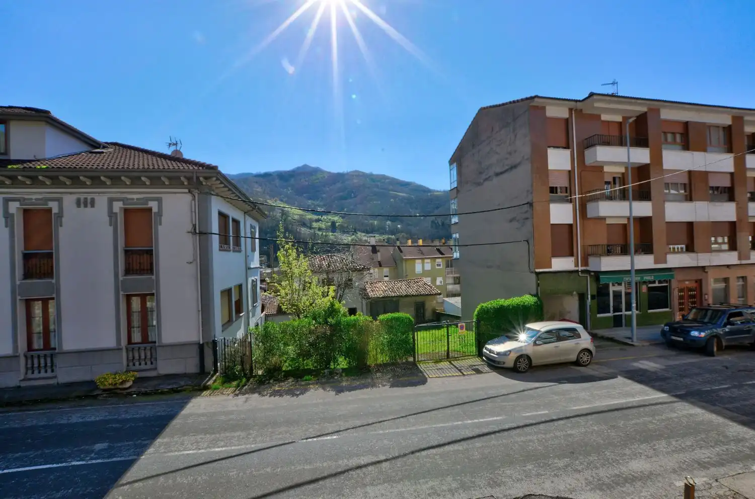 Vista exterior de Casa o xalet en venda en Lena amb Calefacció, Terrassa i Traster