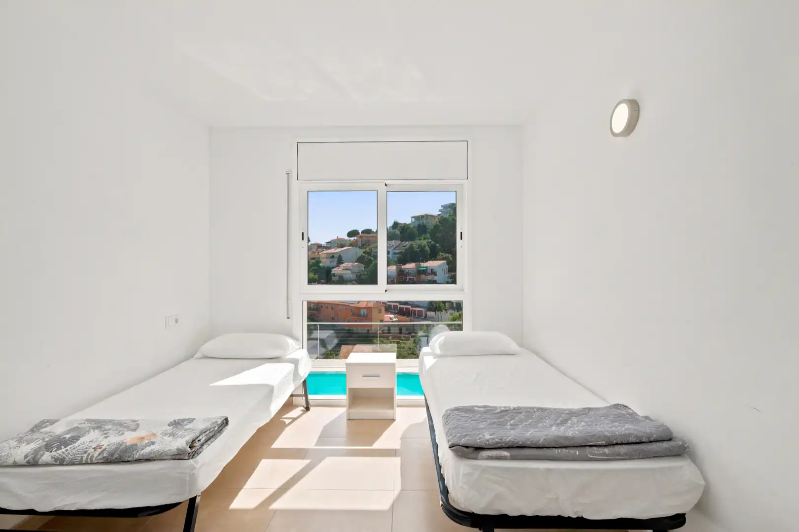 Schlafzimmer von Einfamilien-Reihenhaus zum Verkauf in Santa Susanna mit Klimaanlage, Privatgarten und Terrasse