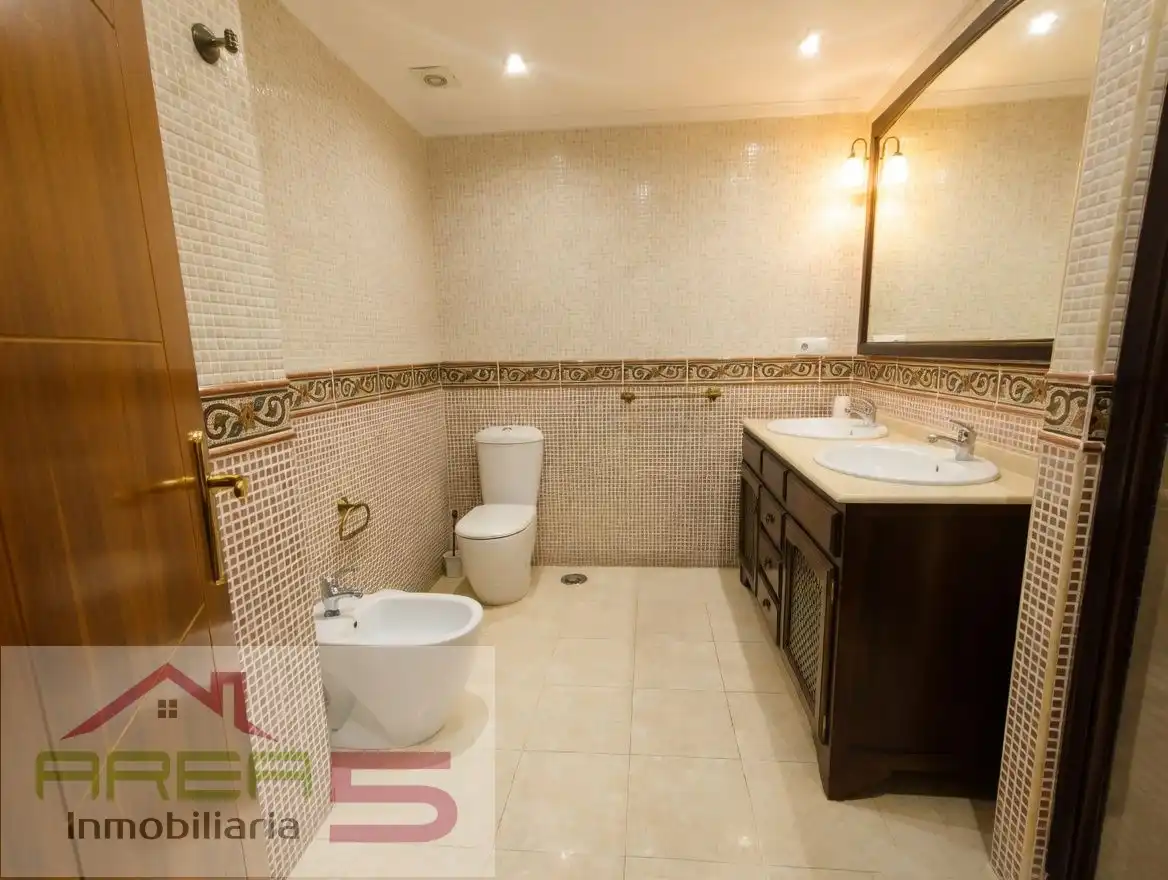 Bany de Casa adosada de lloguer en Mérida amb Aire condicionat, Calefacció i Parquet