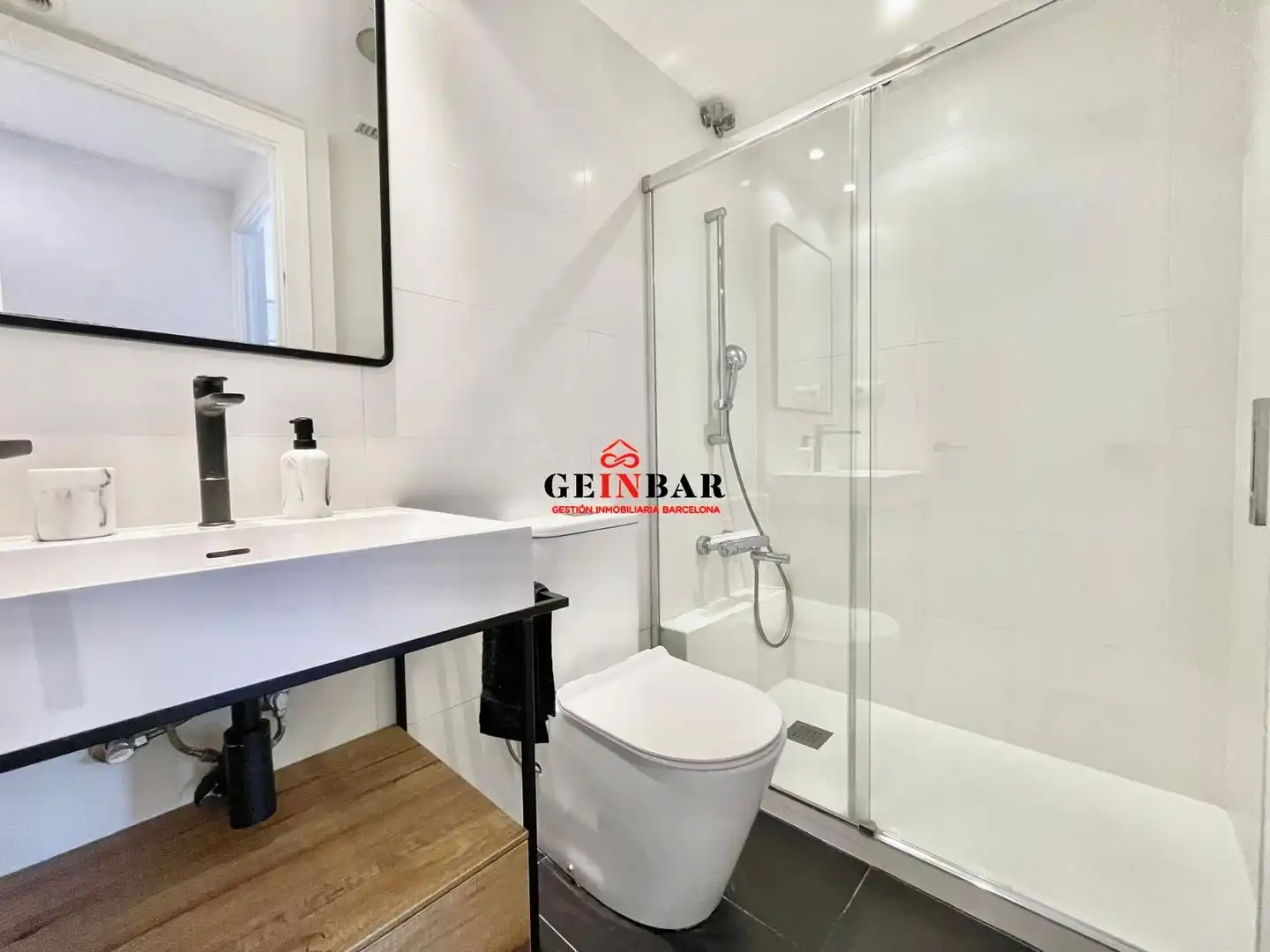 Badezimmer von Wohnung zum Verkauf in Barcelona mit Klimaanlage, Heizung und Parkett