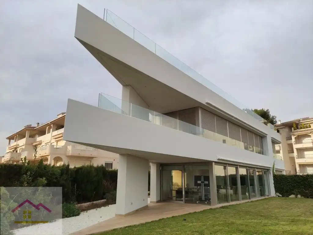 Casa aparellada amb terrassa en venda a Calle l'Atail 51