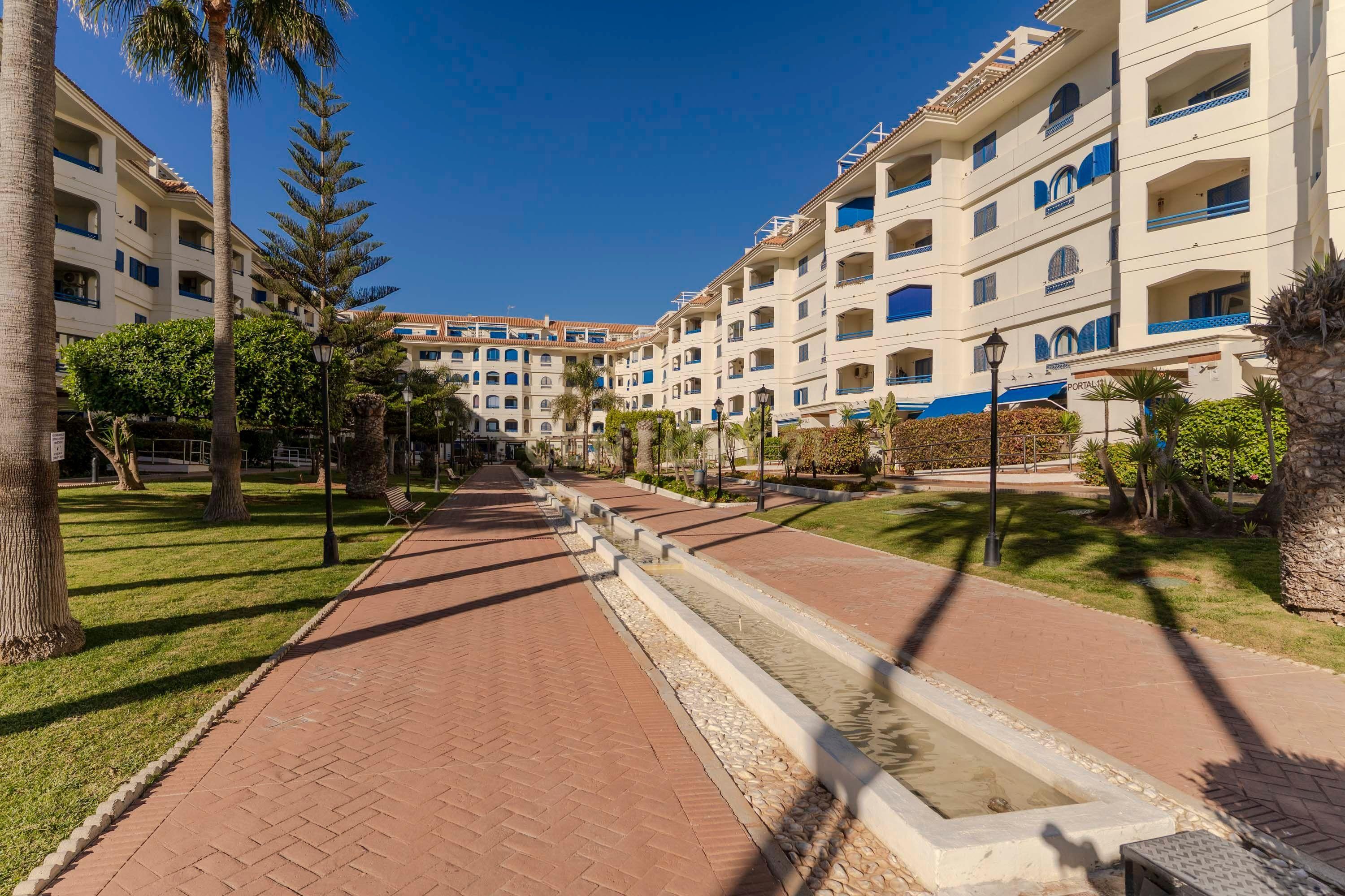 Vista exterior de Pis en venda en Manilva amb Jardí privat, Traster i Piscina comunitària