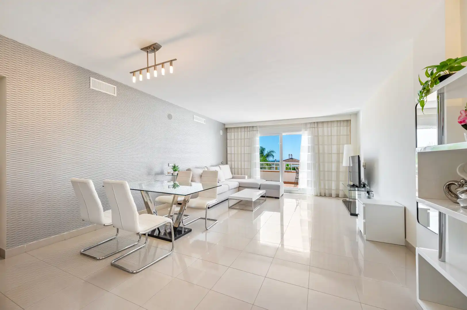 Sala d'estar de Àtic en venda en Estepona amb Aire condicionat, Terrassa i Traster