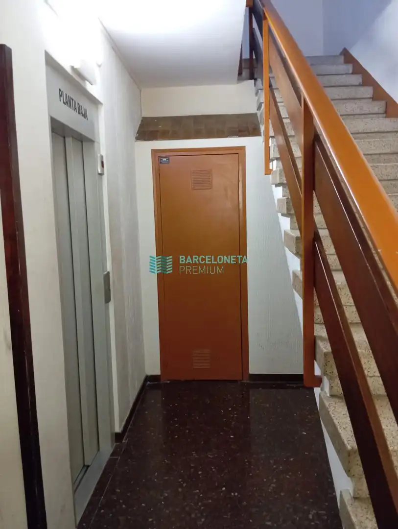 Piso en venta en Barcelona con Calefacción, Terraza y Alarma