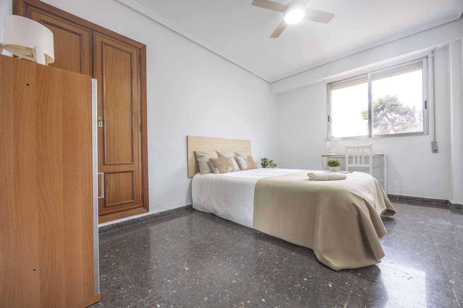 Bedroom of Flat to share in  Valencia Capital  with Air Conditioner and Terrace