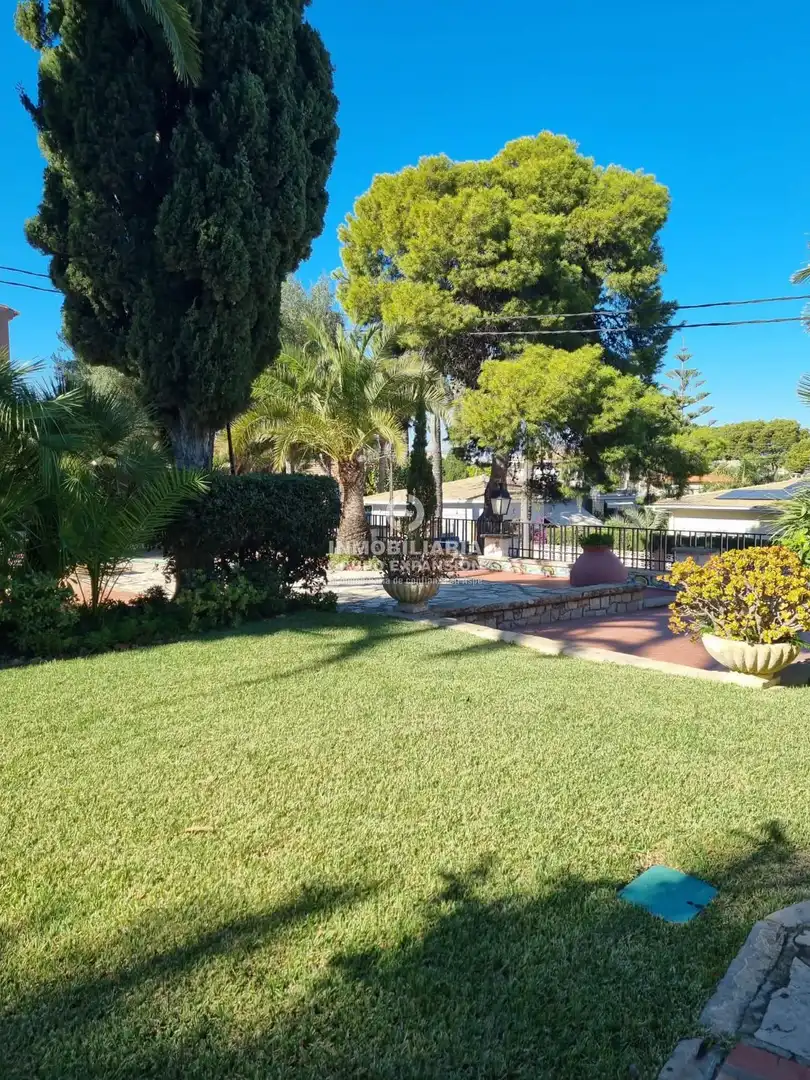Vista exterior de Casa o chalet en venta en Alicante / Alacant con Jardín privado, Terraza y Trastero