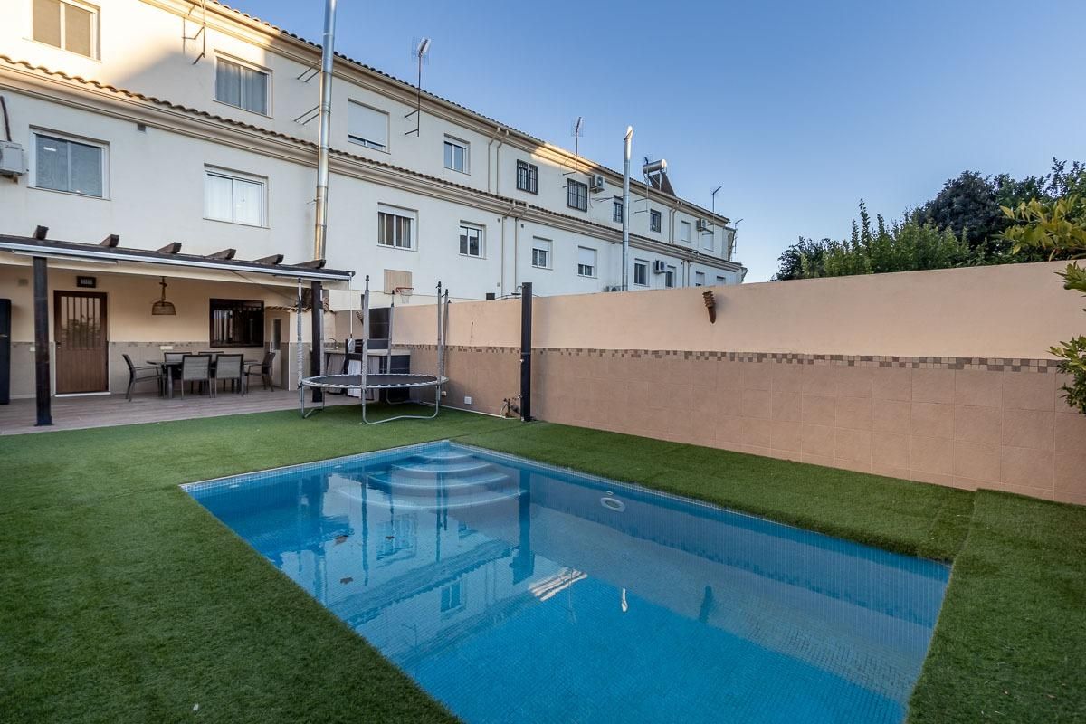 Swimming pool of House or chalet for sale in Vegas del Genil  with Air Conditioner, Heating and Terrace