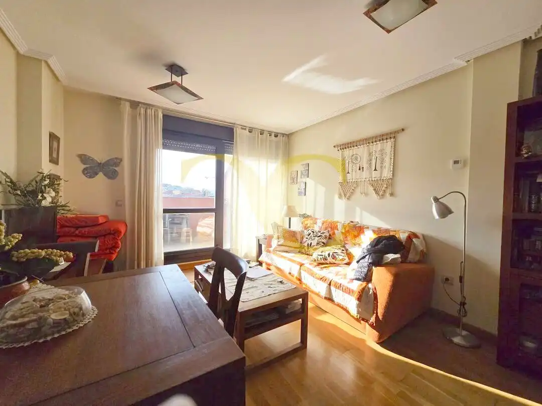Wohnzimmer von Dachboden zum Verkauf in Llanes mit Heizung, Privatgarten und Terrasse