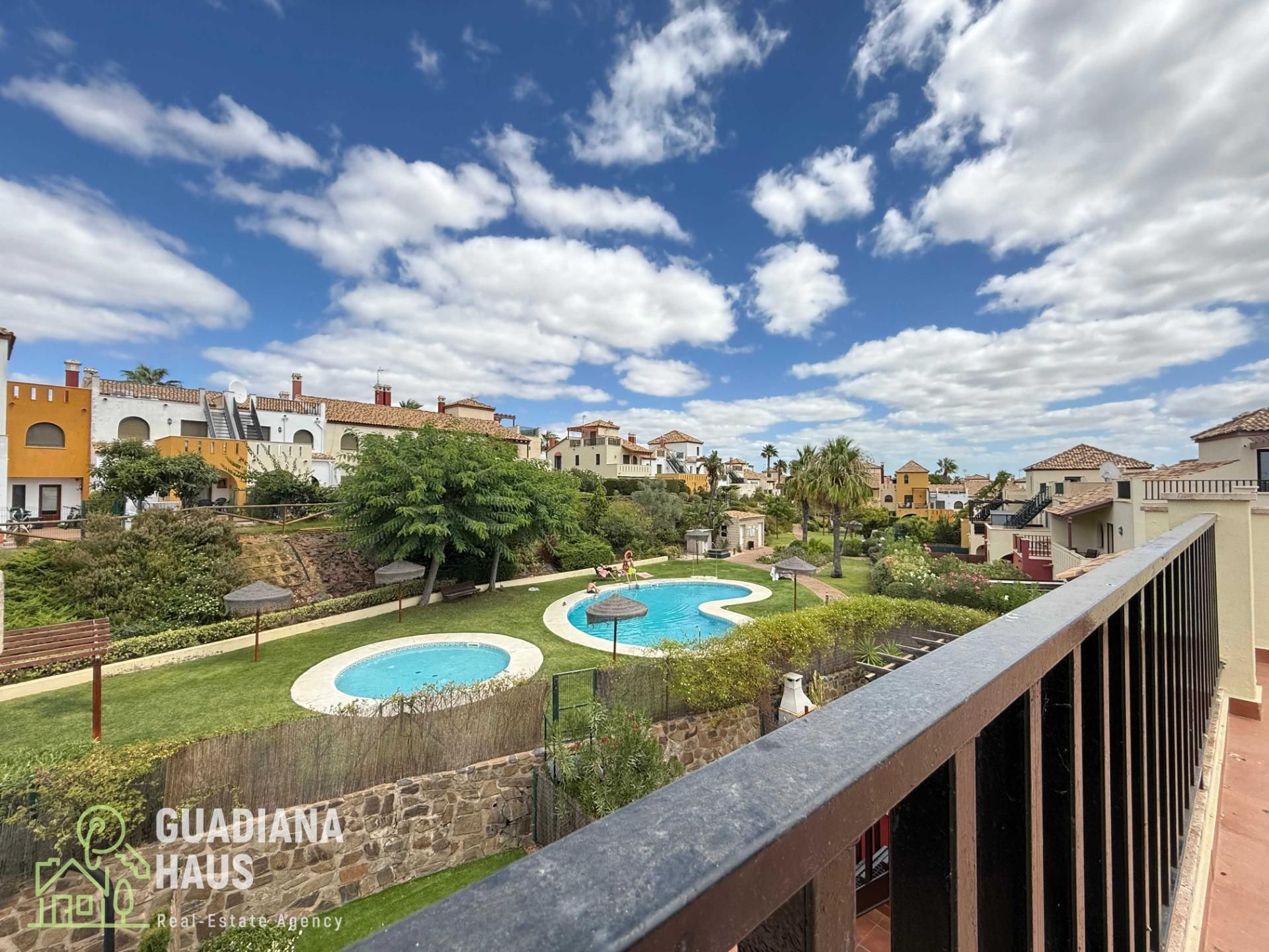 Vista exterior de Casa adosada en venda en Ayamonte amb Jardí privat, Terrassa i Piscina comunitària